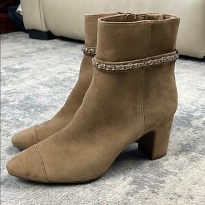 New Anne Klein Aksuri iflex Ankle Boots Heeled Chain Belt Accent Tan Sz 9